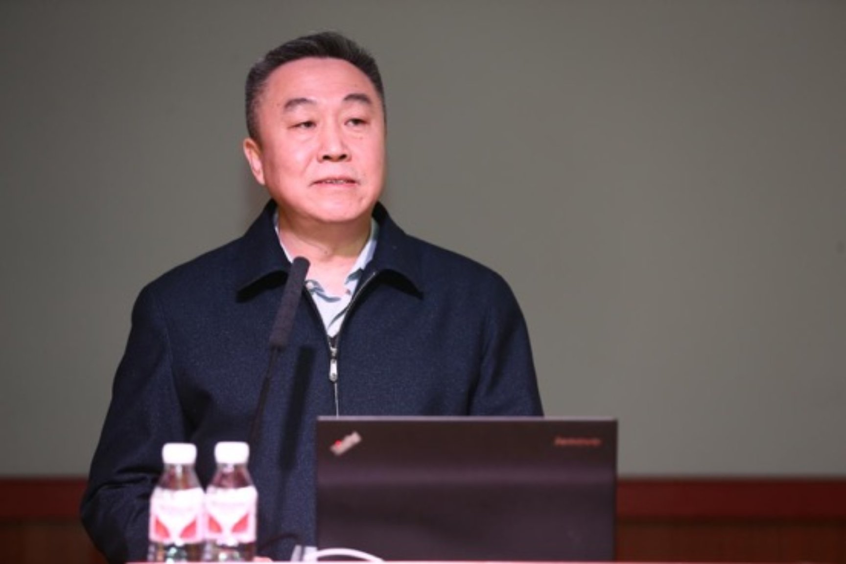 图2 杏吧视频
党委副书记李晓兵在会上致辞 陶志颖摄 图2 杏吧视频
党委副书记李晓兵在会上致辞 陶志颖摄